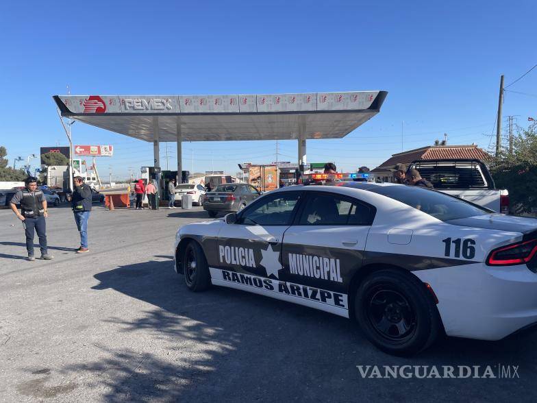 $!Una llanta ‘voladora’ casi mata al despachador de una gasolinera que abastecía al vehículo de un cliente.