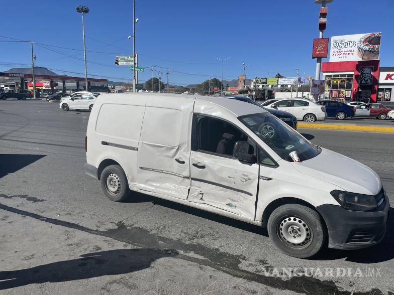 $!Cuando les faltaban pocos metros de llegar a su destino, una camioneta Caddy Volkswagen blanca se les atravesó a su paso.