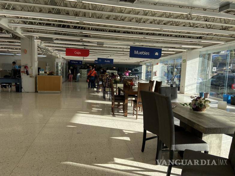 $!En la sucursal se observan algunos productos, entre ellos cuatro comedores, pantallas, refrigeradores, llantas y alguna que otra recámara.