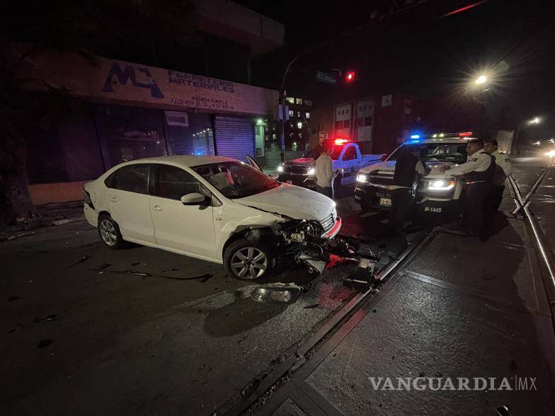 $!Según el primer peritaje llevado a cabo por los agentes de Tránsito Municipal, el Vento circulaba de sur a norte por la calle de Emilio Carranza, mientras que el Jetta se desplazaba en dirección este por Ramos Arizpe.