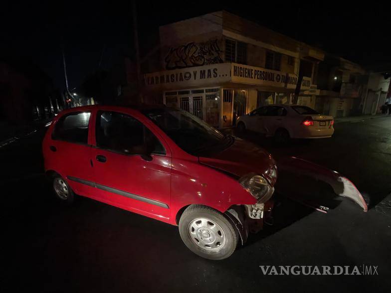 $!El auto rojo terminó con el frente destrozado.
