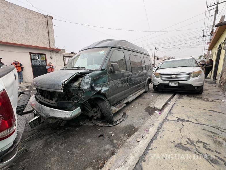 $!Dos camionetas estacionadas resultaron dañadas tras ser alcanzadas por el vagón proyectado por el choque.