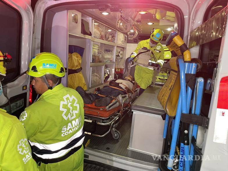 $!Elementos de la Secretaría de Salud de Coahuila acudieron al choque para atender a los heridos.
