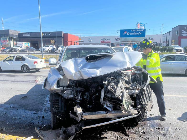 $!La camioneta Toyota Tacoma sufrió daños tras el impacto frontal con el tráiler; por fortuna, no hubo heridos graves.