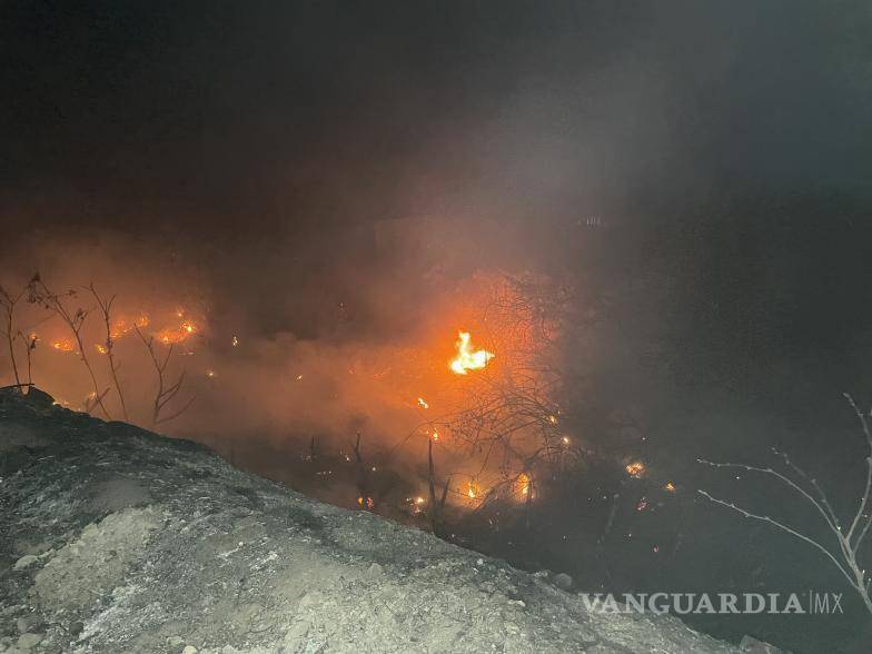 $!Tras 45 minutos de labor, los bomberos lograron sofocar el 80% del incendio y evitar mayores daños.