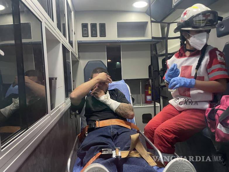 $!Paramédicos de la Cruz Roja brindaron atención a los dos ocupantes de la motocicleta; el conductor fue trasladado a un hospital al presentar una lesión de consideración en la clavícula.