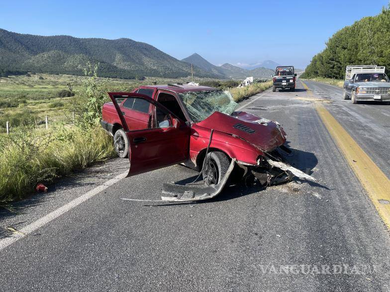 $!El auto terminó destrozado.