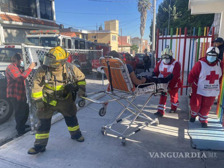 $!Uno de los policías (Óscar Irabú) aseguró estar mal de salud y pidió que lo llevaran al Hospital Universitario, mientras que al trabajador de la construcción lo trasladaron delicado a la Clínica 2 del Seguro Social.