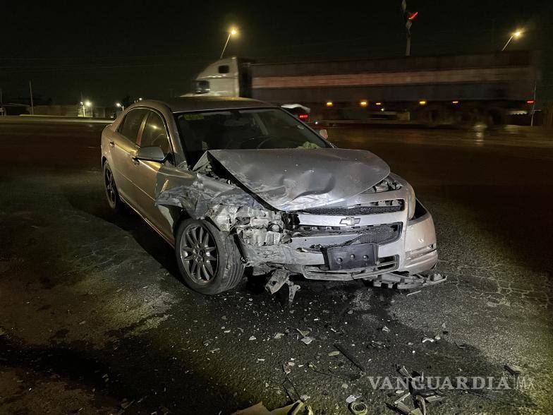 $!El conductor del compacto que se trasladaba en el carril contrario no pudo hacer nada para evitar el impacto.