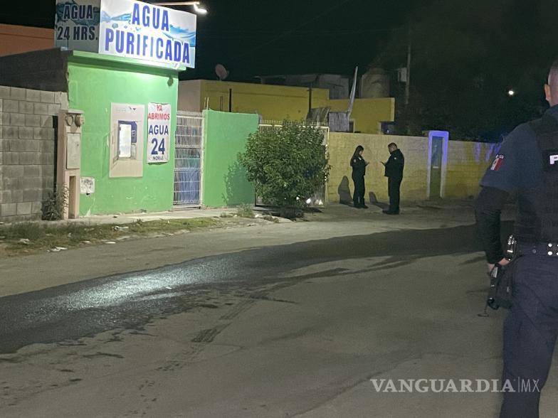 $!Paramédicos del Cuerpo de Bomberos confirmaron que el hombre ya no contaba con signos vitales, por lo que se notificó a las autoridades ministeriales