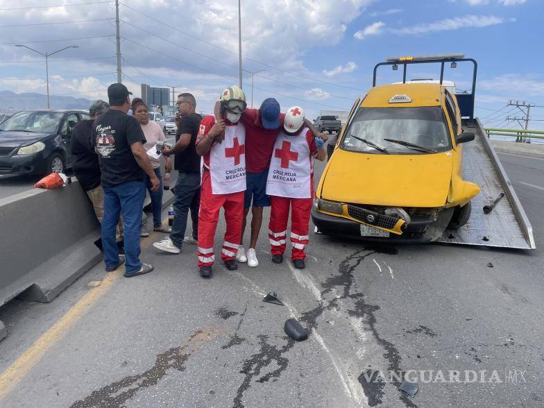 $!Elementos de Tránsito Municipal acudieron al lugar para controlar la circulación y tomar conocimiento del percance.