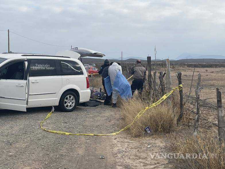 $!De manera inmediata, paramédicos de Bomberos de Ramos Arizpe procedieron a cubrir el cuerpo de Alejandro con una sábana en color azul y dieron aviso a las autoridades.