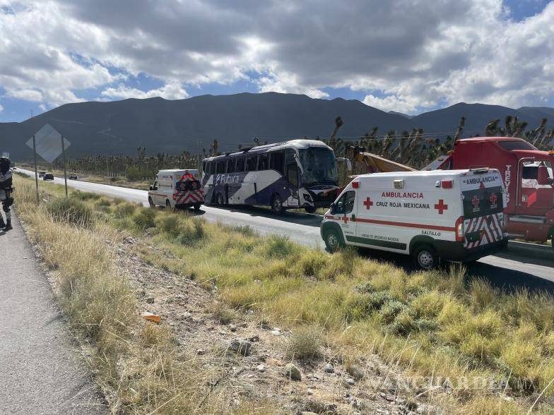 $!Los ocho pasajeros afectados fueron llevados al Hospital Rural Bienestar no. 12 en Concepción del Oro.