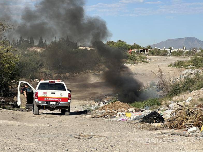 $!Una vez en el lugar, se confirmó que se trataba de una quema de neumáticos, lo que provocaba el humo negro.