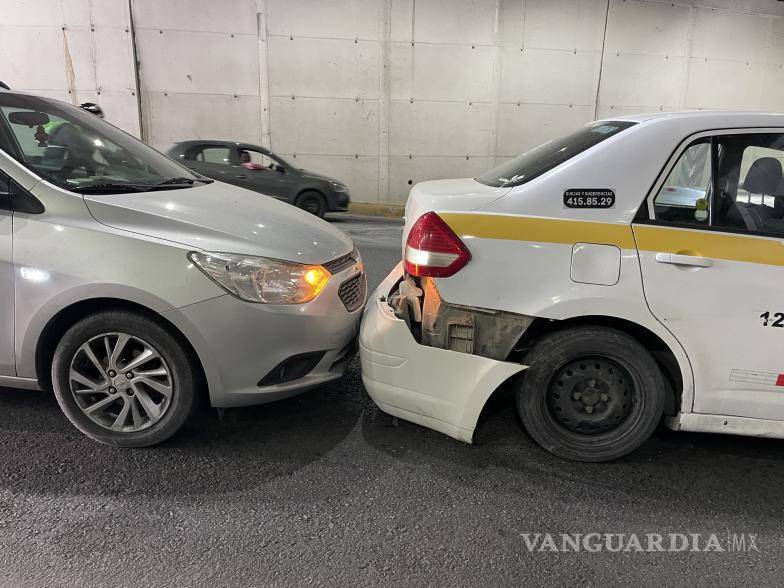 $!El vehículo Chevrolet Aveo y un Nissan Versa, este último utilizado como taxi, involucrados en el accidente en el paso a desnivel del El Sarape.