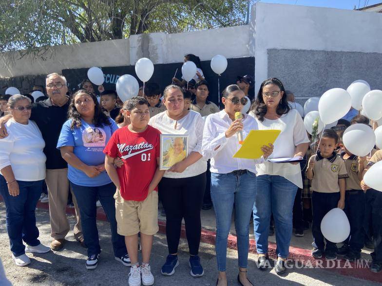 $!El último pase de lista para Ana Abigail emociona a sus compañeros, quienes respondieron “presente” con una sola voz.