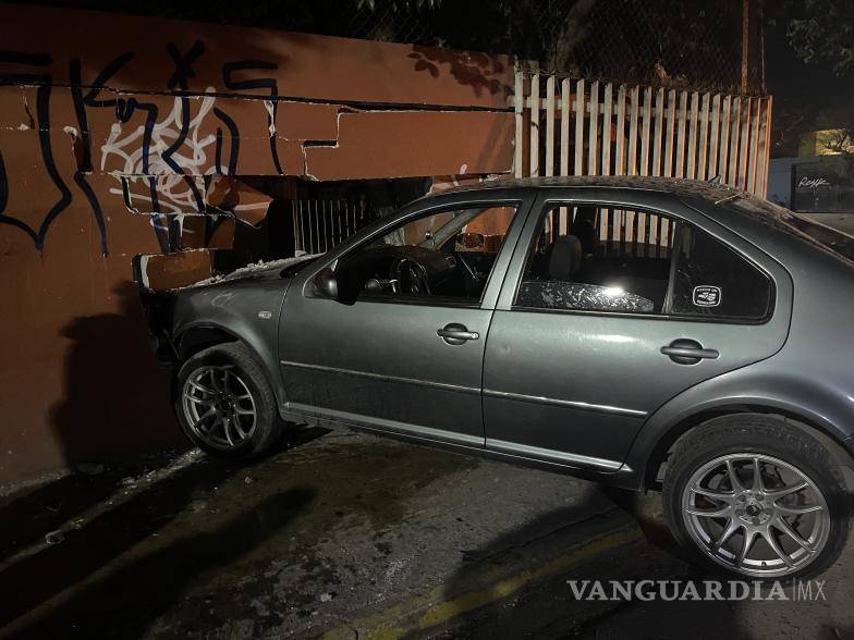 $!Mientras los uniformados realizaban su trabajo familiares de los jóvenes llegaron para reportar que habían causado daños en una vivienda durante la riña.