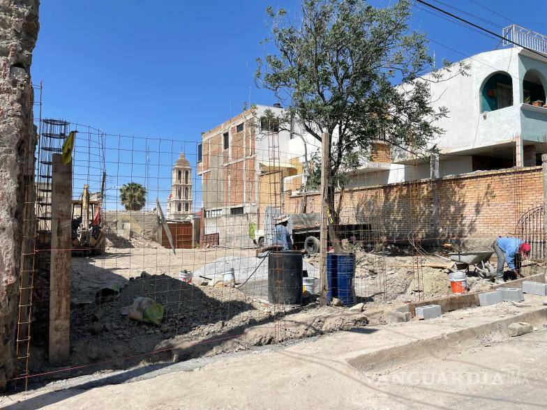 $!Trabajadores y maquinaria pesada realizaron labores de demolición en el predio ubicado sobre la calle Ramos Arizpe y el callejón 10 de Mayo.