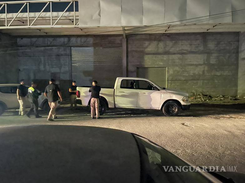 $!Paramédicos de la Cruz Roja brindaron atención a una pareja de jóvenes que resultó con lesiones de gravedad tras un accidente automovilístico ocurrido cuando una camioneta realizó maniobras de reversa en una zona urbana.