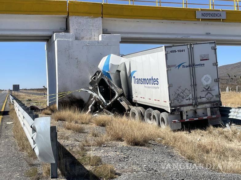 $!El vehículo quedó fuera de control tras derrapar por más de 100 metros, lo que ocasionó la tragedia en la autopista Torreón-Saltillo.