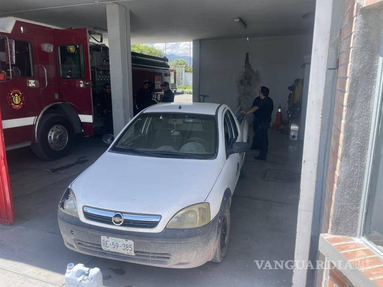 $!Familiares del joven intentaron auxiliarlo y trasladaron el cuerpo en una camioneta hasta la estación sur de bomberos.