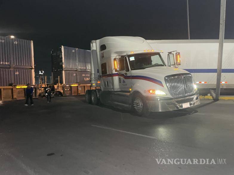 $!La circulación en ambos sentidos del bulevar se vio afectada mientras se realizaban las labores de limpieza y peritaje.