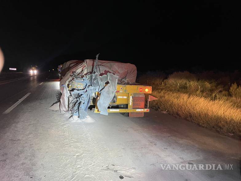 $!El tráiler de plataforma involucrado en el encontronazo quedó sobre la carretera tras el impacto con el autobús de pasajeros.