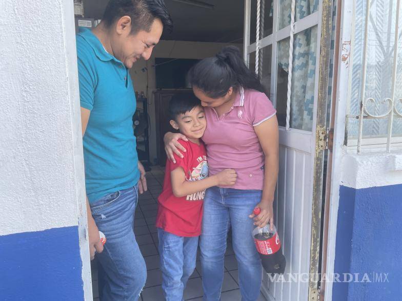 $!Los padres de Alexander se mostraron muy agradecidos con los elementos policiacos.