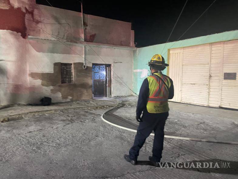 $!Restos del tejado y muebles carbonizados fueron el resultado del incendio provocado por un individuo durante una pelea con otros presentes en la casa de Santa Anita.