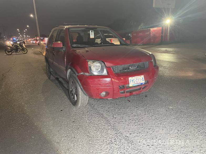 $!Camioneta se pasa el alto y deja fracturado a joven motociclista, al norte de Saltillo