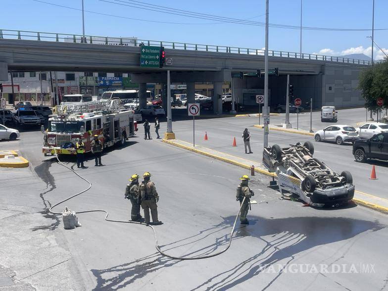 $!El accidente ocurrió en el cruce de los bulevares Jesús Valdés Sánchez y Eulalio Gutiérrez, al oriente de la ciudad.