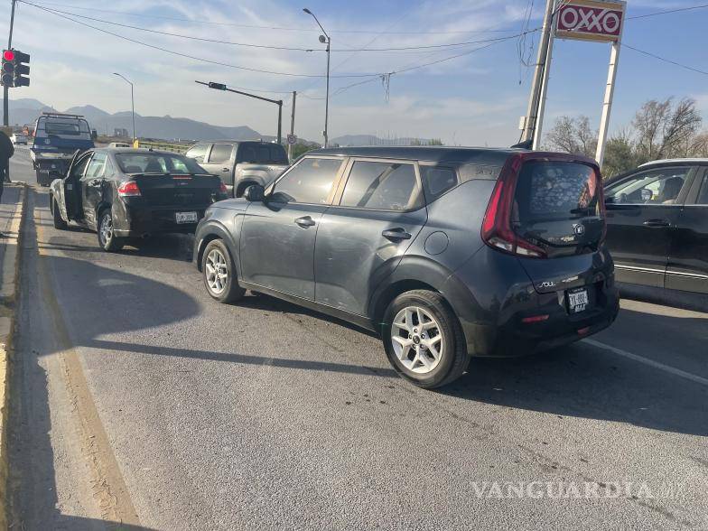 $!La conductora afectada fue valorada por paramédicos de Cruz Roja, pero no necesitó de traslado a una clínica.