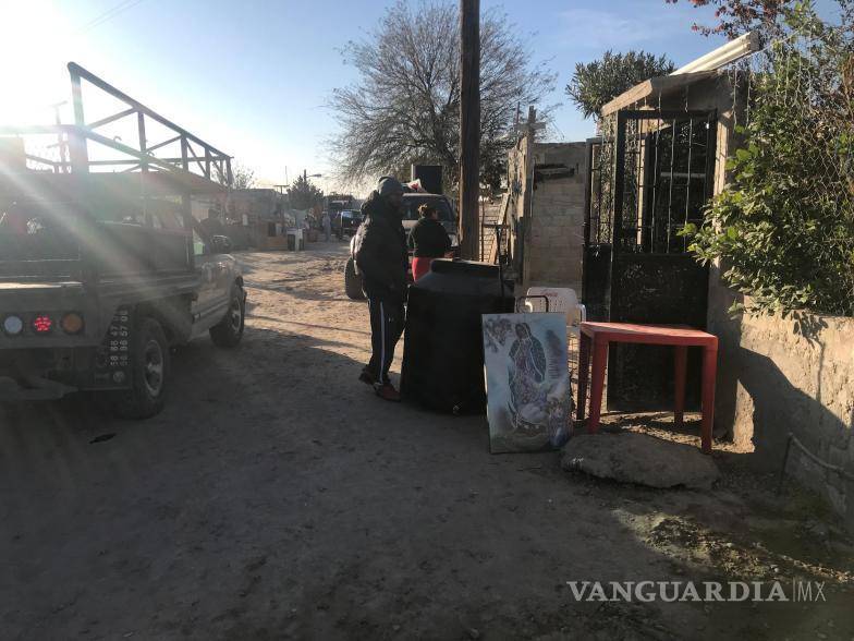 $!Los desalojados observan lo que quedó de sus casas tras la demolición.