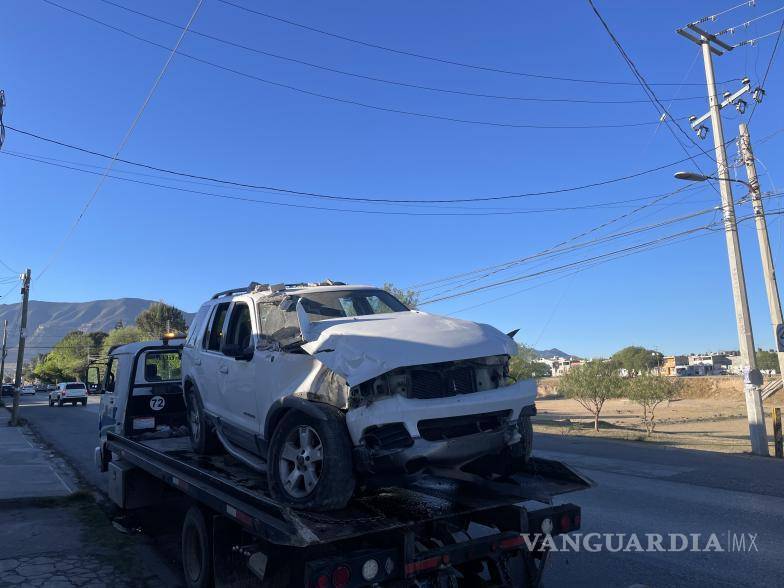 $!Camioneta Ford Explorer quedó bajo resguardo tras chocar contra una casa en Saltillo.