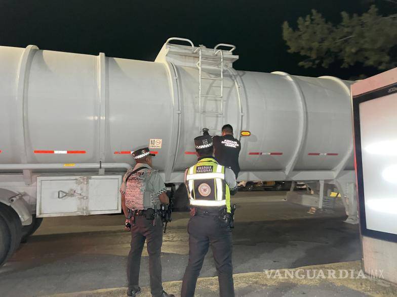 $!Elementos de la Guardia Nacional aseguraron el tráiler con 50 mil litros de diésel presuntamente robado en la carretera Saltillo–Torreón.