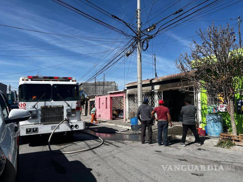 $!Elementos del Cuerpo de Bomberos acudieron al domicilio donde se registró el incendio en la colonia Manantiales del Valle.