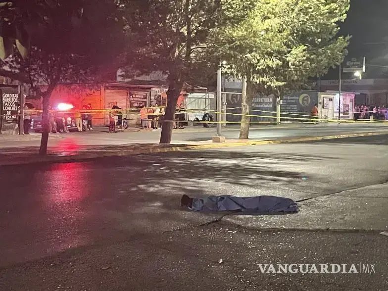 $!El jovencito quedó tendido en el pavimento ante la mirada de los vecinos.