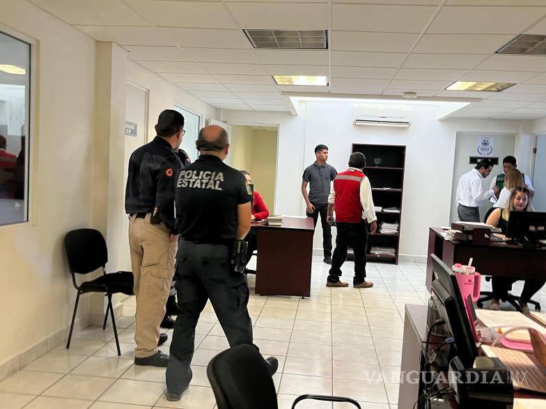 $!Personal de la Fiscalía participa en maniobras de evacuación durante el simulacro.