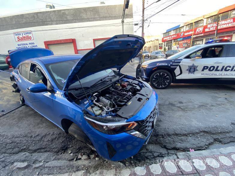 $!El Nissan Sentra terminó con daños en un costado tras el impacto en pleno centro de Saltillo.