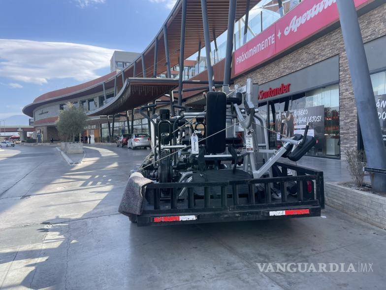 $!Camionetas con plataforma trasladaron los aparatos del centro deportivo desalojado el jueves por la mañana.