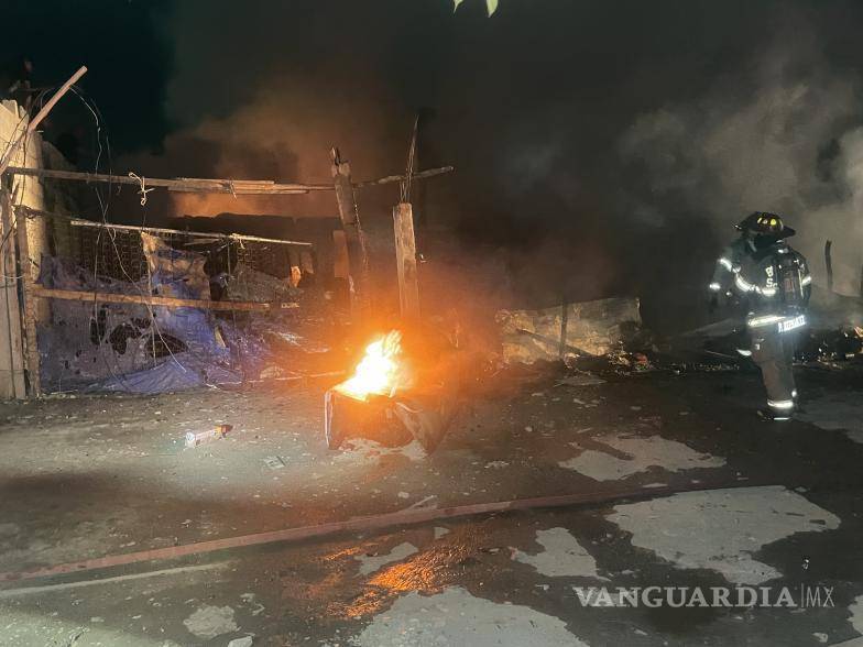 $!Las pérdidas materiales fueron totales luego del incendio que afectó tres tejabanes en la colonia Universidad Pueblo, donde las llamas se propagaron rápidamente ante la mirada de habitantes del sector.