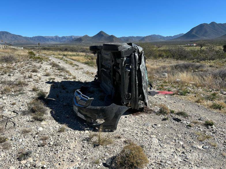 $!El Chevrolet Aveo volcado cerca del rancho Los Ángeles, resultado de exceso de velocidad en la carretera Saltillo-Zacatecas.