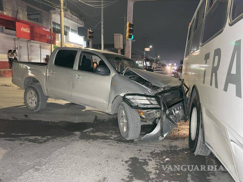 $!El propietario de la camioneta Toyota acudió al lugar del accidente y aseguró que había dejado la unidad en reparación desde el pasado 4 de mayo en un taller mecánico.
