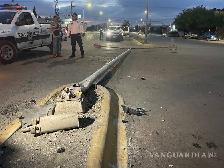 $!La conductora chocó con la luminaria instalada en medio del camellón central, la cual derribó en su totalidad.