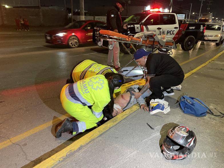 $!Tránsito municipal procedió con la detención de un joven quien aseguró ser el conductor de la moto.
