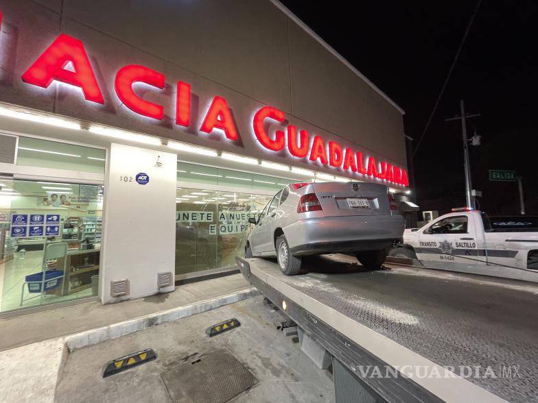 $!Los agentes de Tránsito solicitaron el apoyo de una grúa para remolcar el vehículo y llevarlo al corralón.