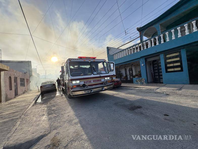 $!Vecinos alertaron a los cuerpos de emergencia alrededor de las 8:00 horas tras observar una columna de humo que salía del inmueble.