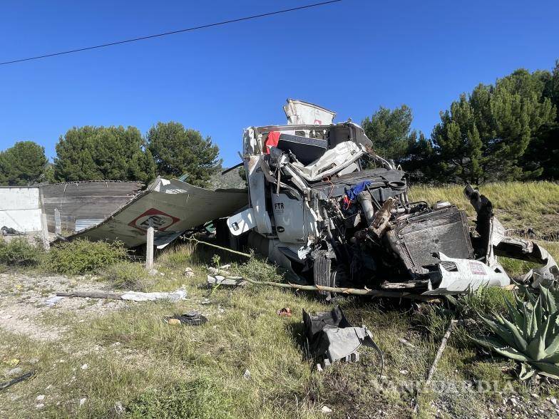 $!El tractocamión terminó fuera de la carretera y con severos daños en la cabina.