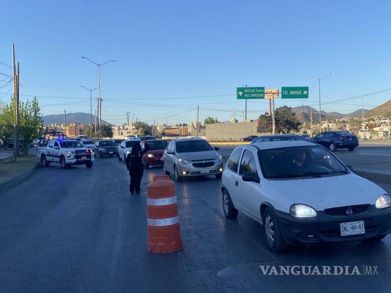 $!Agentes de Tránsito Municipal aseguraron la zona y desactivaron la obstrucción en los carriles.