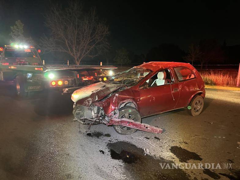 $!Paramédicos de Cruz Roja para que valoraran al conductor, quien resultó ileso en el accidente gracias a que portaba el cinturón de seguridad.